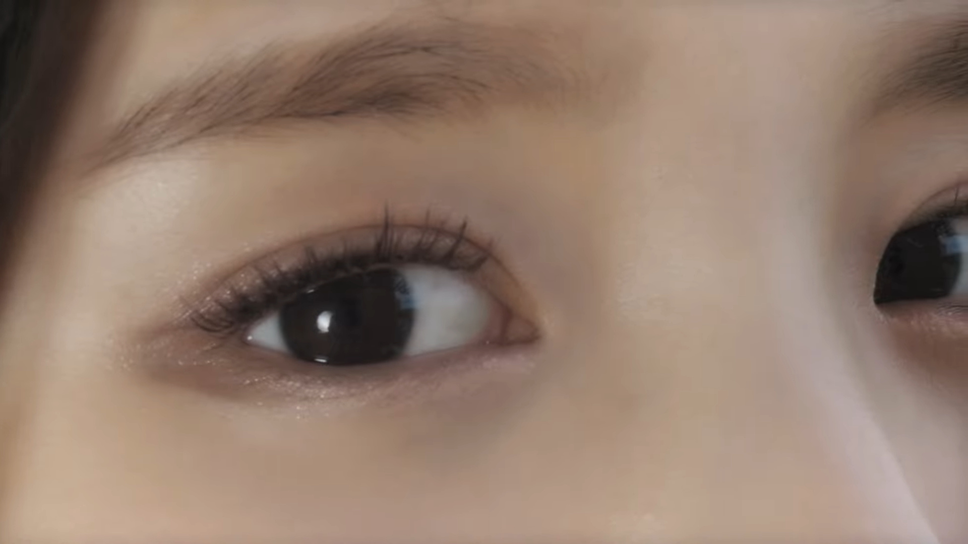 Heejin's eyes.